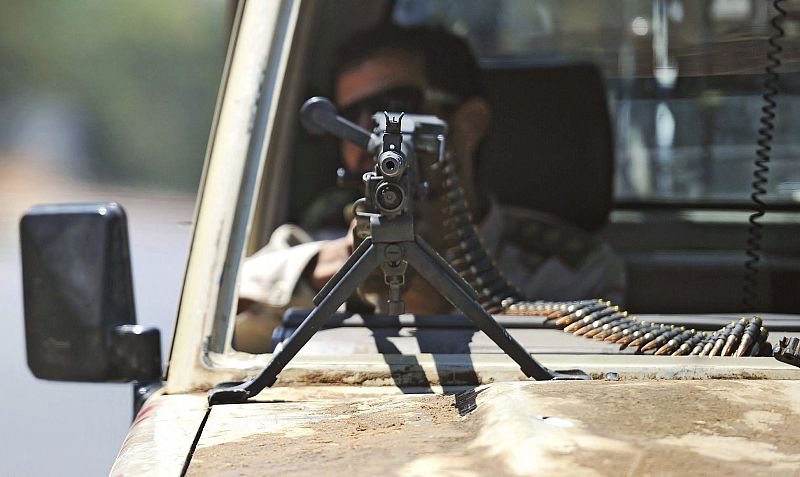 Un soldado rebelde libio en un vehículo equipado con una metralleta en una base de Trípoli, Libia,