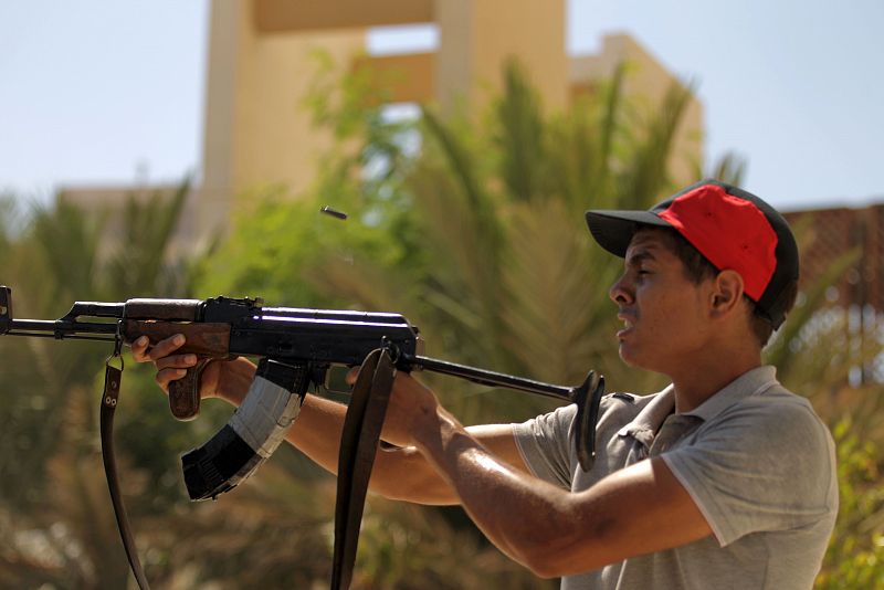 Rebeldes disparan en los alrededores del hotel Corintia de Trípoli, Libia.