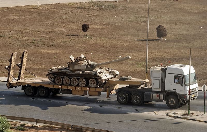 Un camión transporta un tanque de fabricación rusa en Bengasi (Libia)