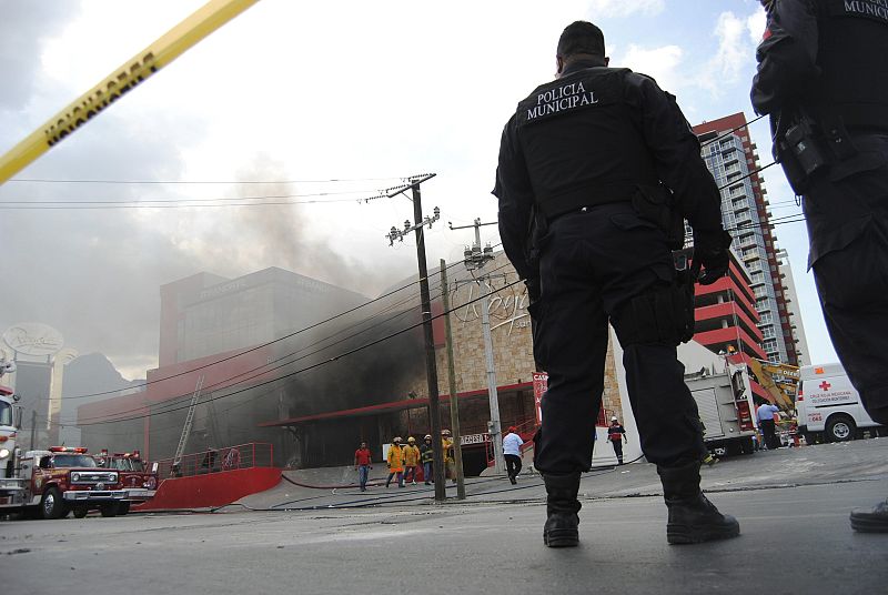 Policías haciendo guardia frente al casino atacado