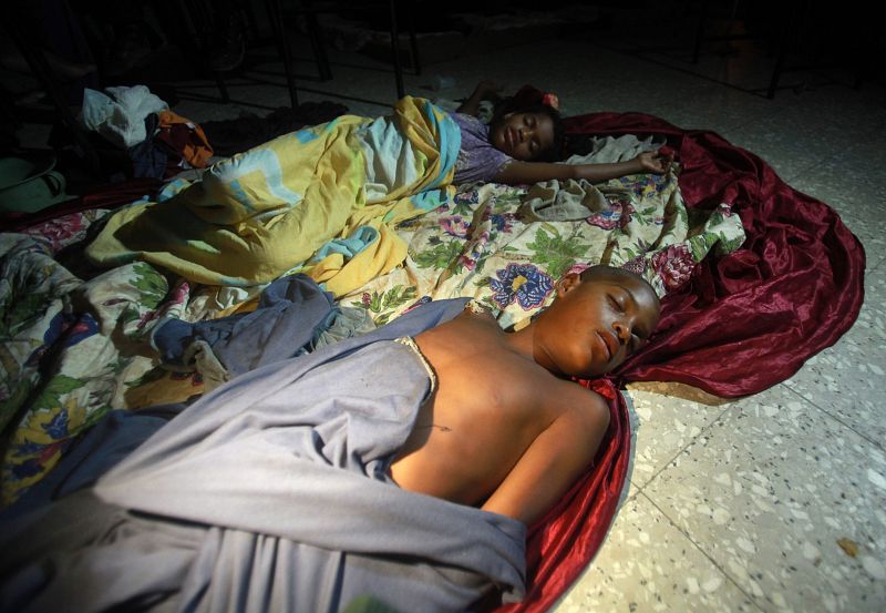 Dos niños duermen en un albergue en Nagua, República Dominicana, al pasar el huracán "Irene"