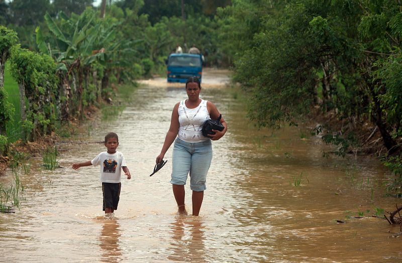 Miles de personas han tenido que abandonar sus hogares en Dominicana por las lluvias provocadas por el huracán "Irene"