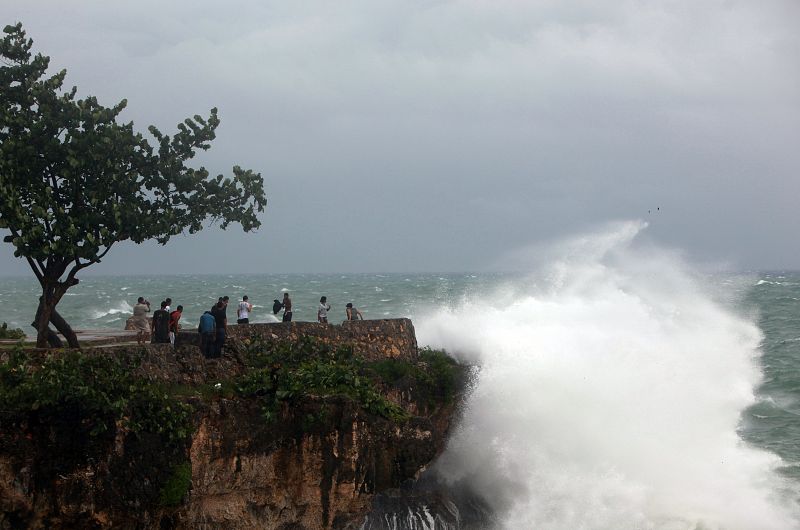 Un grupo de personas es alcanzada por una ola durante el paso del huracán "Irene" en Santo Domingo