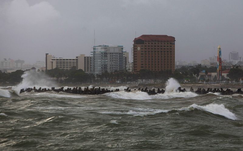 Vista del intenso oleaje que se registra durante el paso del huracán "Irene" en Santo Domingo