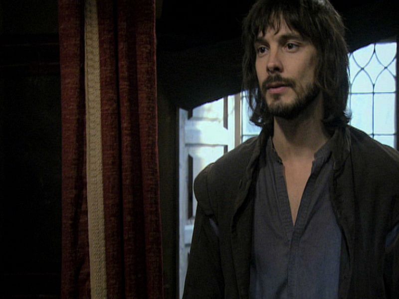 Gonzalo escucha con atención a su hijo. Solo unos pocos conocen la verdad sobre su valentía.