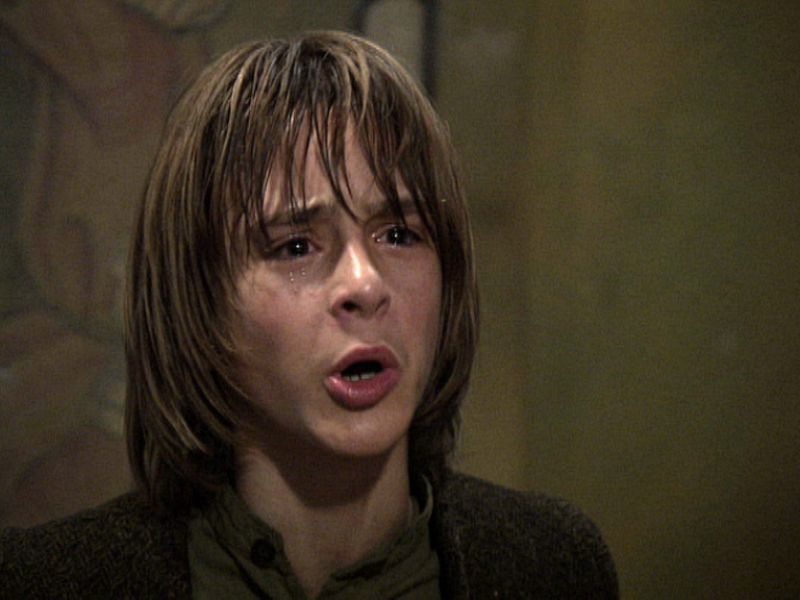 Alonso acusa a su padre, Gonzalo, de ser un cobarde.