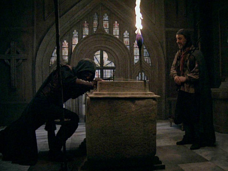 Águila Roja con Sátur ante un altar... siempre están en busca de alguna verdad.