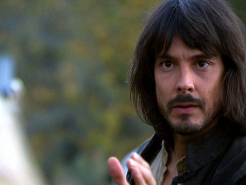 Gonzalo observa, estupefacto y algo asustado al amenazante Sátur.