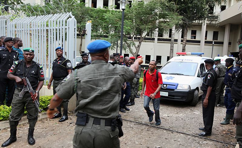 Un miembro del personal de la ONU dirige una ambulancia tras la explosión de una bomba contra oficinas de la ONU en Nigeria