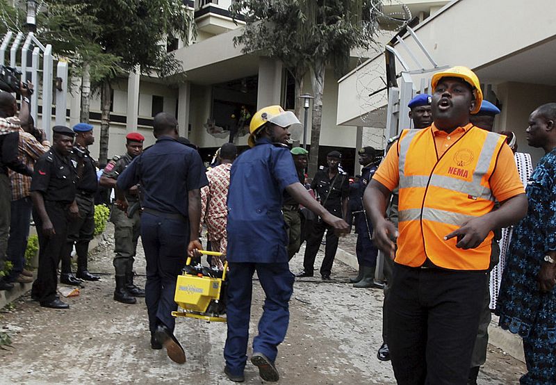 Personal de la ONU tras la explosión de una bomba que destruyó las oficinas de Naciones Unidas en Abuya, Nigeria