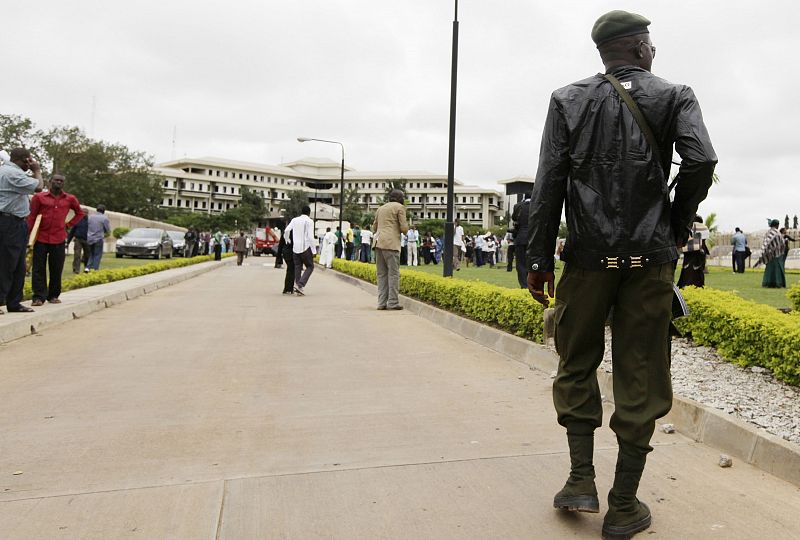 Escena tras la explosión de una bomba que destruyó las oficinas de la ONU en la capital nigeriana de Abuya