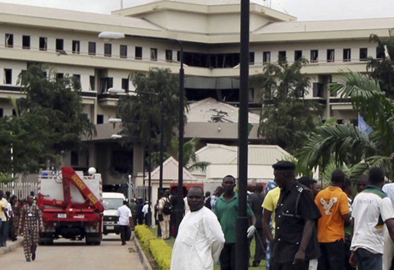 La escena de la explosión de una bomba que destruyó las oficinas de las Naciones Unidas en la capital nigeriana de Abuya