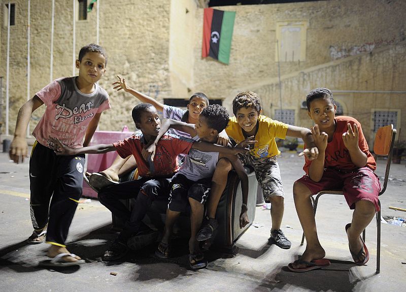 Un grupo de niños juega en la Plaza de los Mártires en Trípoli