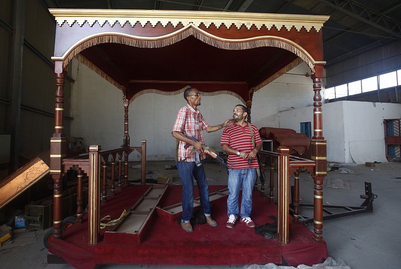 Rebeldes ponsan bajo el palco encontrado en el búnker de Gadafi