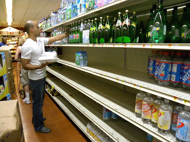 Una persona se abastece de agua en un supermercado de Nueva York.