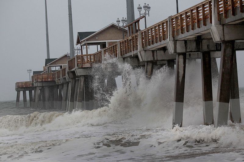 Las olas chocan contra un muelle en Kill Devil Hills, Carolina del Norte.