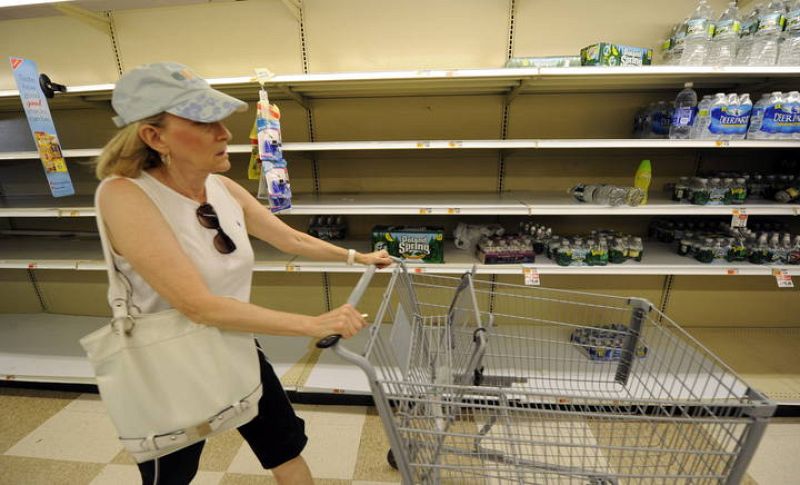 La gente ha salido a comprar alimentos de manera preventiva lo que ha provocado que algunos productos se agoten en los supermercados. 