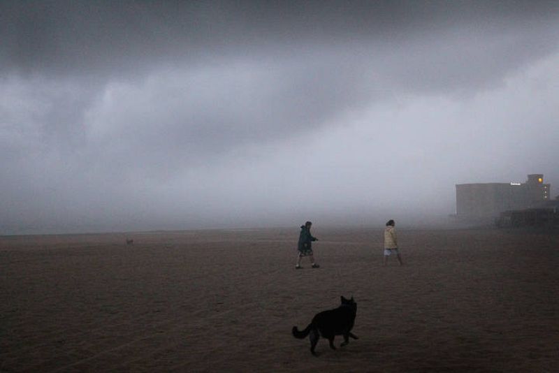 El viento y la lluvia hacen que esta playa de Kil Devil Hills, en Carolina del Norte, esté vacía