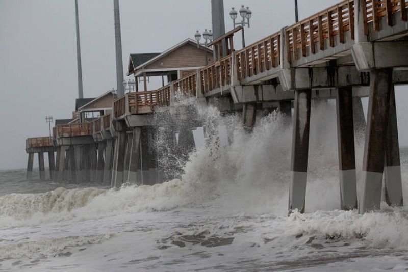 Las olas chocan contra un muelle en Kill Devil Hills, Carolina del Norte. 