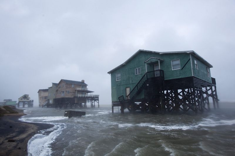 Algunas casas sufren el azote del huracán en Nags Head (Carolina del Norte)