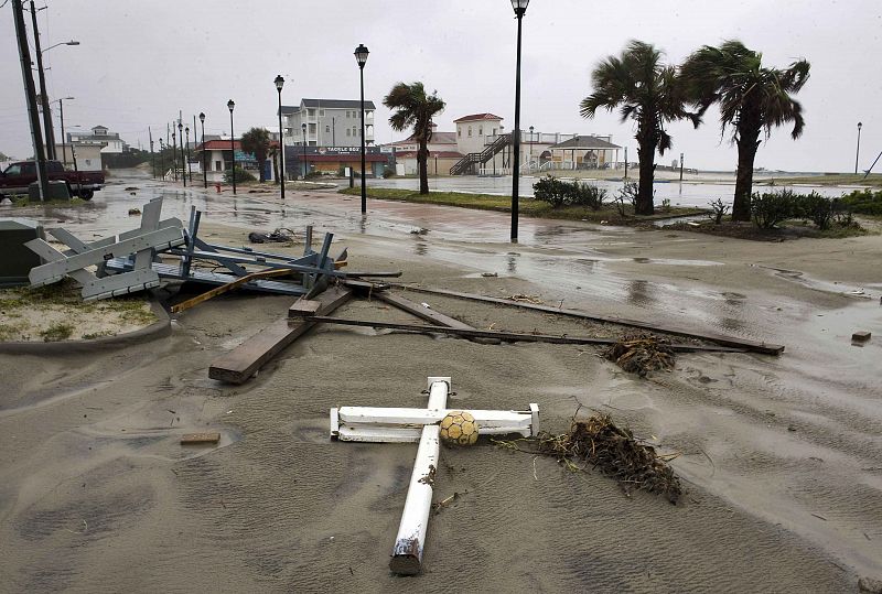 Escombros entre la arena en una playa cercana a la costa de Atlantic Beach, en Carolina del Norte