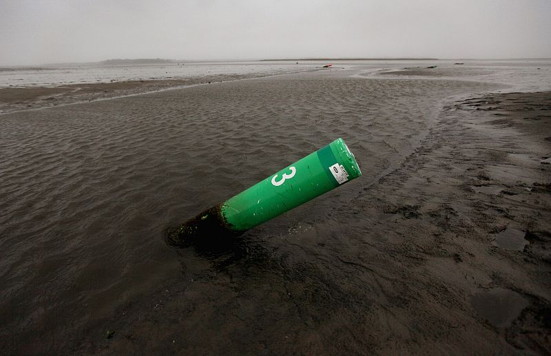 Una boya embarrada en la bahía de Albemarie, en Carolina del Norte.