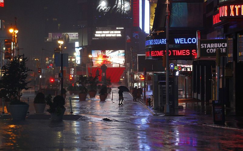 La plaza de Times Square bajo la lluvia del huracán 'Irene'