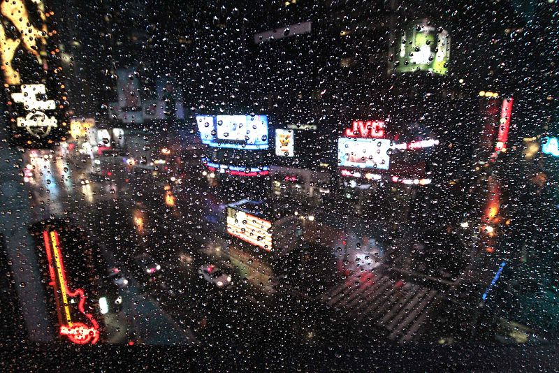 Una ventana de Times Square mojada por la lluvía.