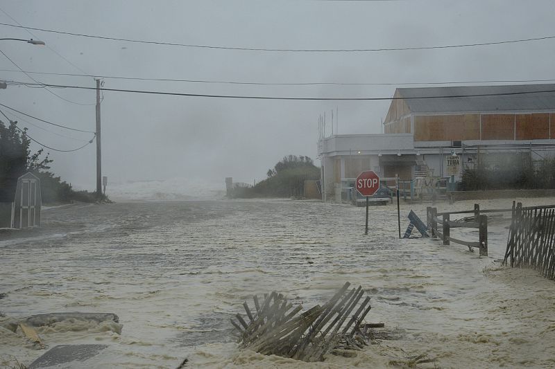 Las aguas del océano Atlantico inundan las calles de Montauk  en Long Island, Nueva York