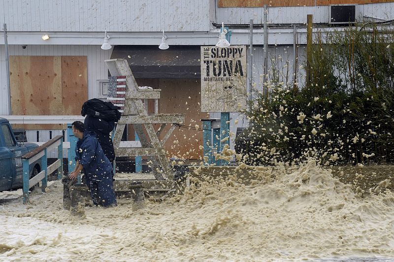 Un equipo de televisión trata de tomar imágenes de los efectos del huracán "Irene" en Montauk en Long Island, Nueva York