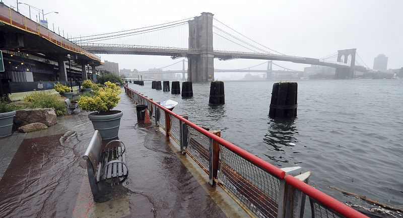 Las aguas anegan el paseo de South Street Seaport en Nueva York