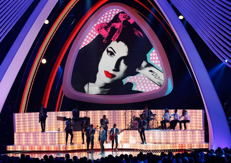 Bruno Mars Homenaje Amy Winehouse Premios MTV 2011