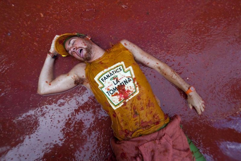 El tomate inunda las calles de Buñol durante la Tomatina
