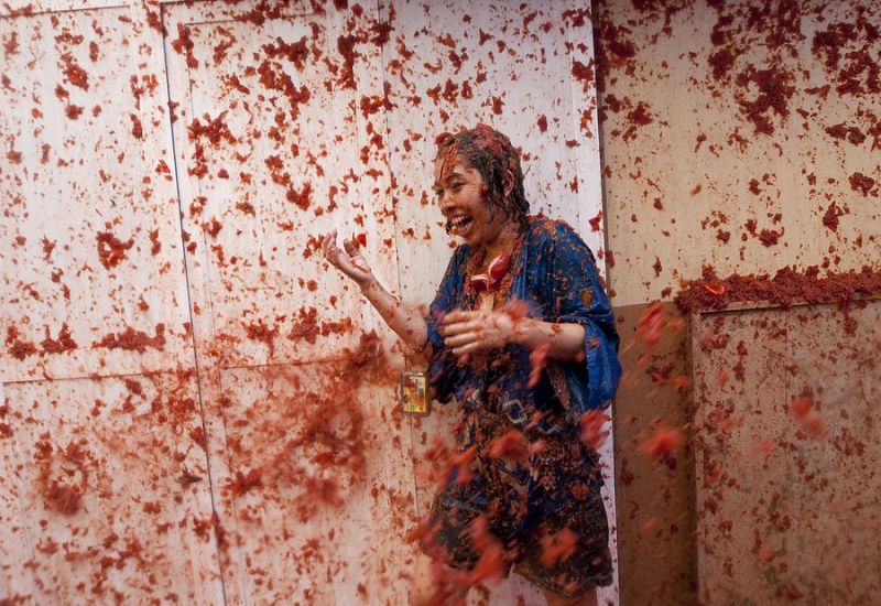 Los participantes de la Tomatina disfrutan de una auténtica lluvia de tomates