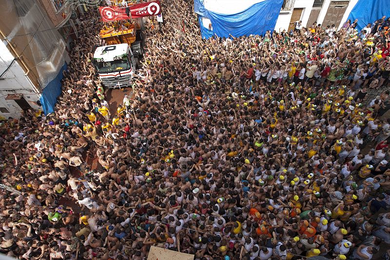 Decenas de miles de jóvenes durante la celebración de la Tomatina