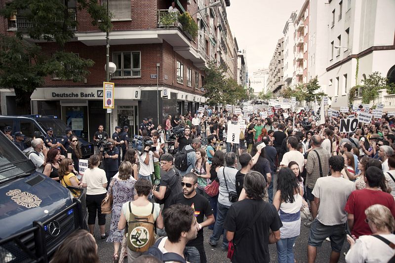 Cientos de "indignados" se manifiestan en las inmediaciones de la sede del PSOE