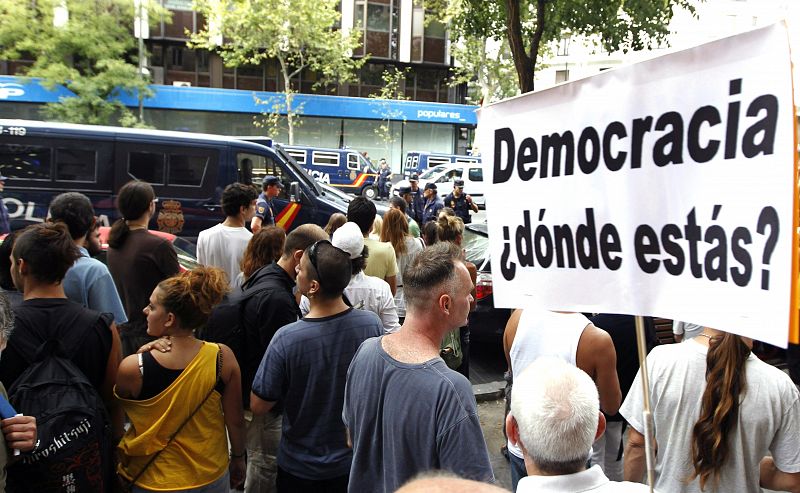 Los manifestantes portan carteles criticando la reforma