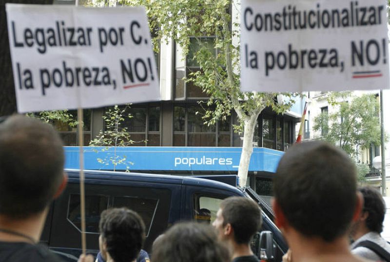 Muchos "indignados" en las inmediaciones de la sede del PP