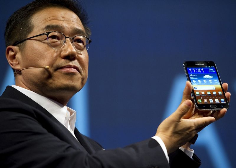 El vicepresidente ejecutivo y responsable mundial de ventas y mercadotecnia de la división de móviles de Samsung, DJ Lee, sostiene entre sus manos el nuevo teléfono inteligente de la compañía, el Samsung Note