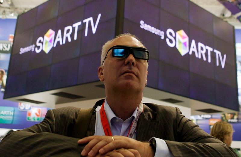 Un visitante contempla las novedades del sistema de televisión inteligente de la compañía surcoreana, SmarTV
