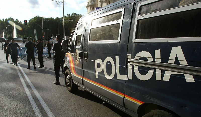 Numerosos agentes de la Policía Nacional vigilan en la plaza de Neptuno, en las inmediaciones del Congreso de los Diputados,