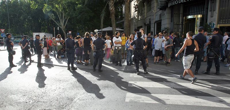 La policía vigila a los manifestantes en las calles desde primera hora de la mañana