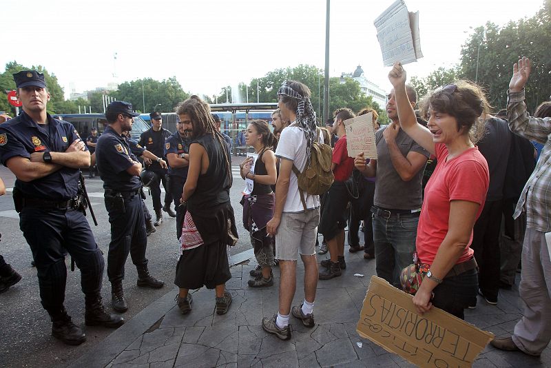 Policía y manifestantes en la plaza de Neptuno