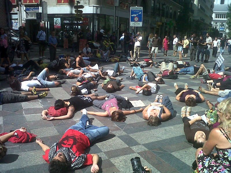 Los 'indigandos' en la calle Arenal "estamos muertos como la democracia"