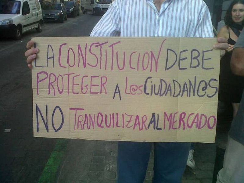  Los manifestantes portan pancartas con distintos lemas de protesta