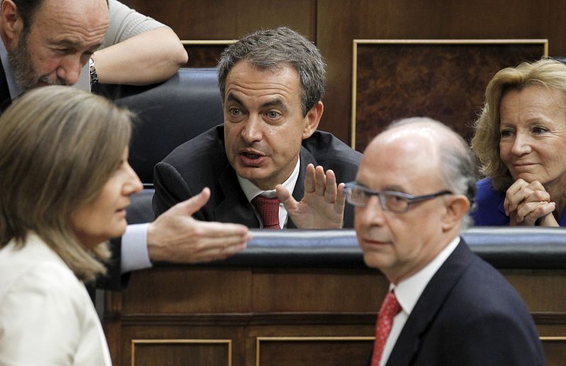 Zapatero charla con miembros del Partido Popular durante el Pleno