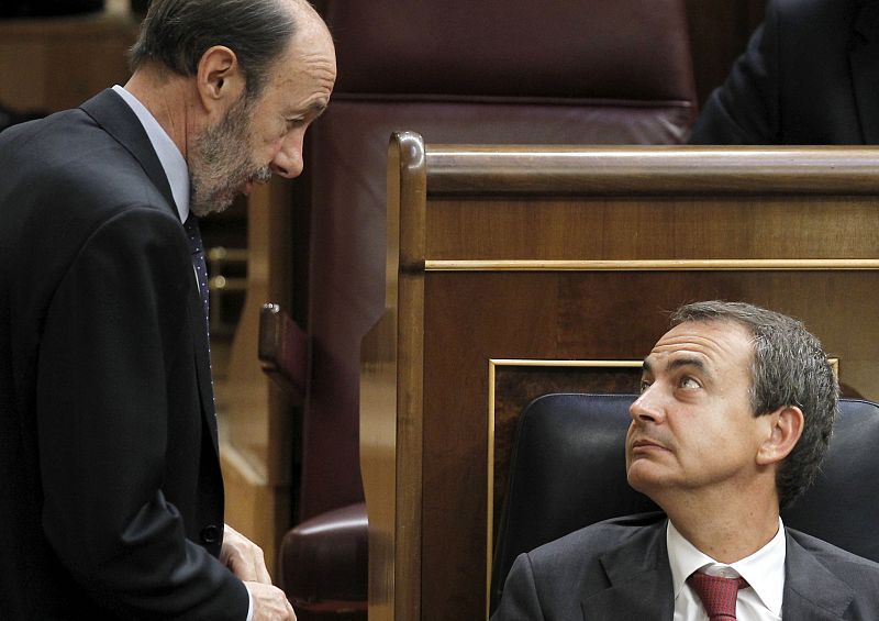 Zapatero y Rubalcaban hablan durante el Pleno del Congreso