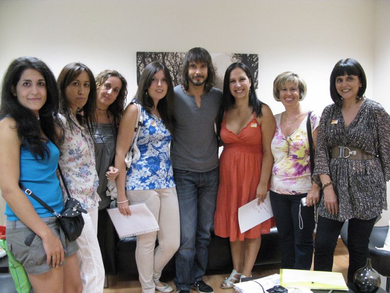 Las ganadoras del concurso y otras fans con David Janer en RTVE.