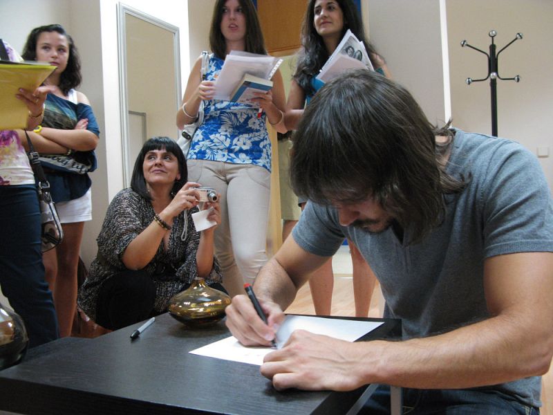 David Janer firmando autógrafos