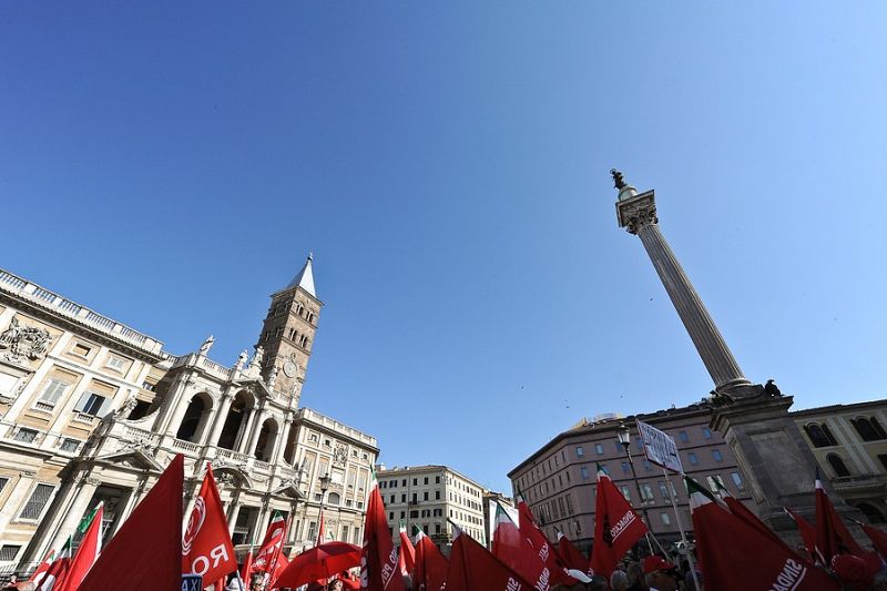 Los manifestantes recorren las calles portando banderas del sindicato CGIL